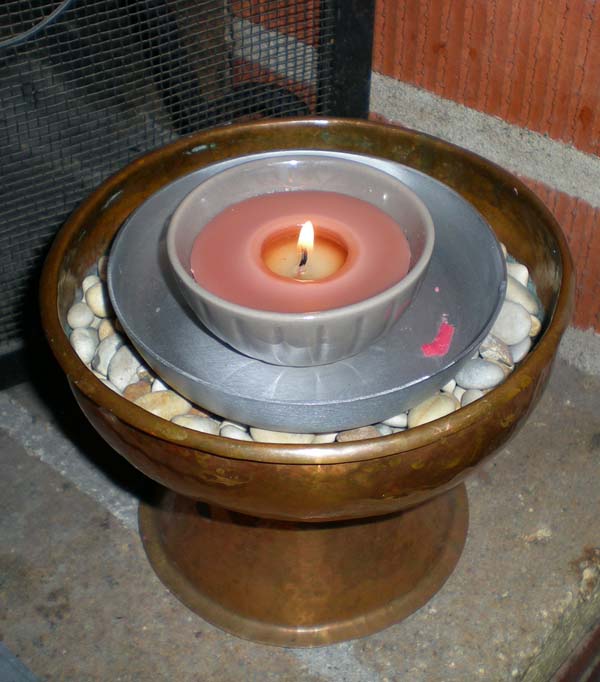 Brinnande gjutet ljus